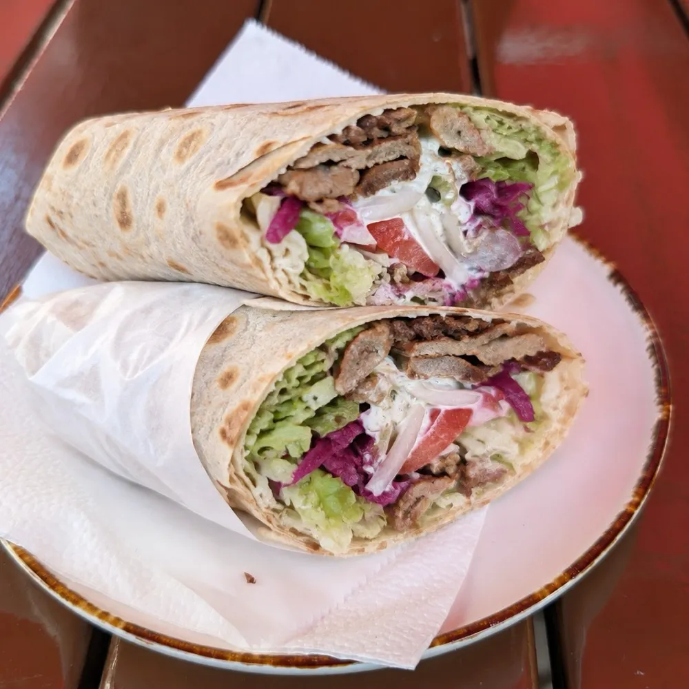 Kebap Yufka, im dünnen Teig eingerollt